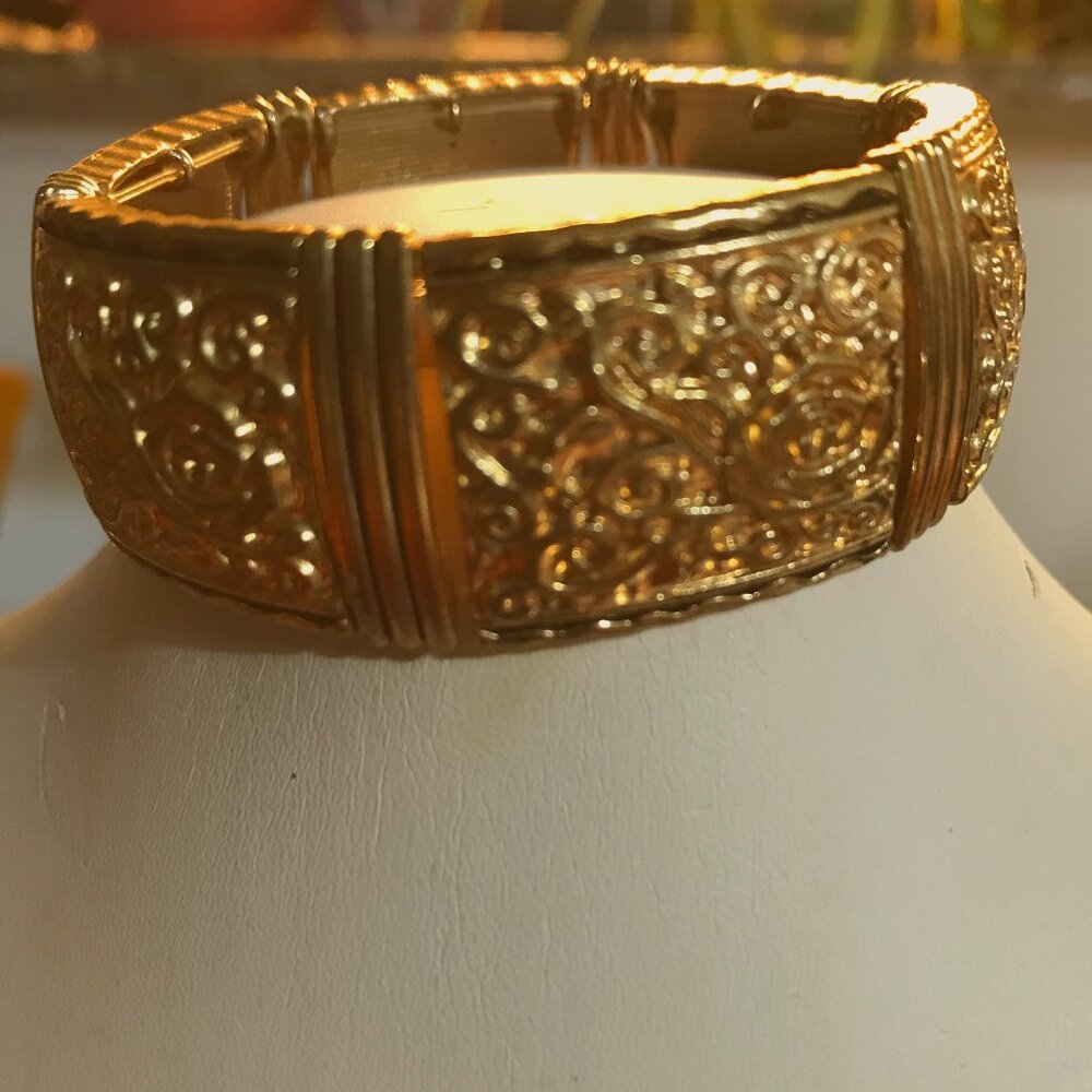 vintage   1"  WIDE  stretch bracelet  Gold  tone